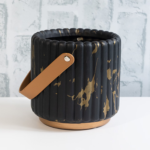 и02-13588-2 Ваза с кожена дръжка Черен мрамор